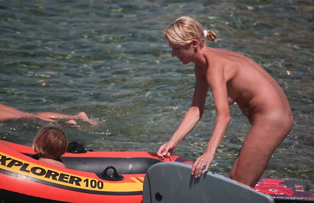 Red Boating for Two Nudists pics - Watching naked nudists