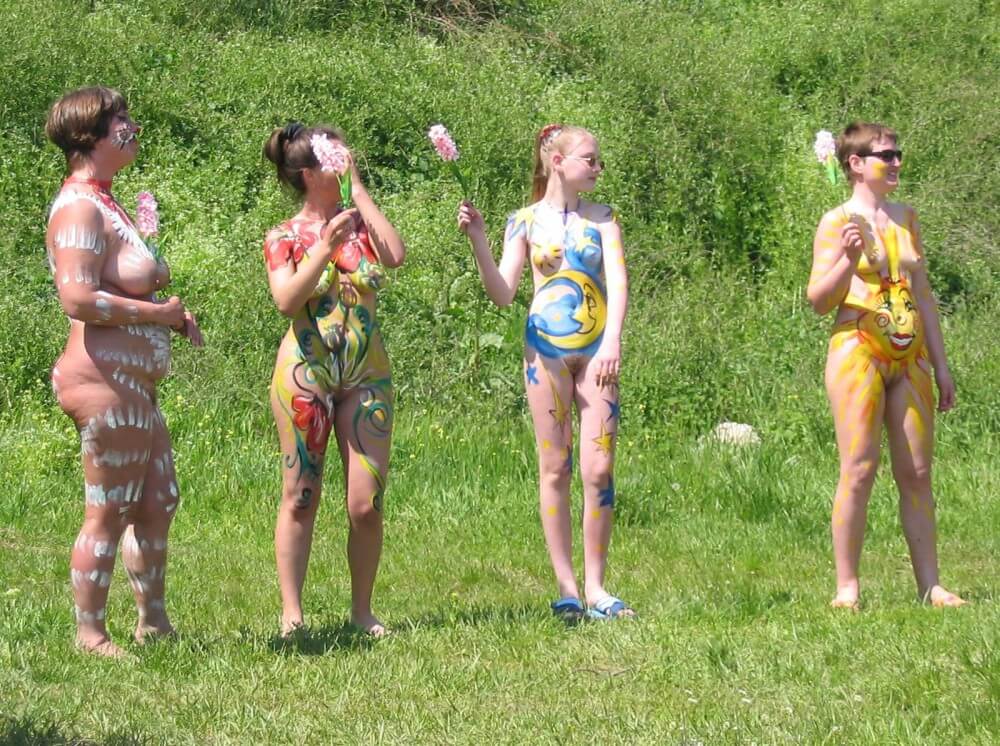 Family String-Apple Game Pics - The benefits of naturist vacations