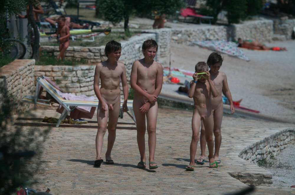 Shore walking nude - Naturists are open to the world and the environment