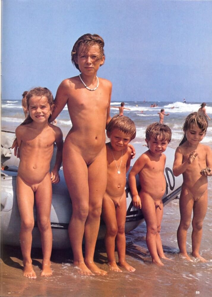 Jung und Frei Nr 2 - Nudity is considered a natural part of human life