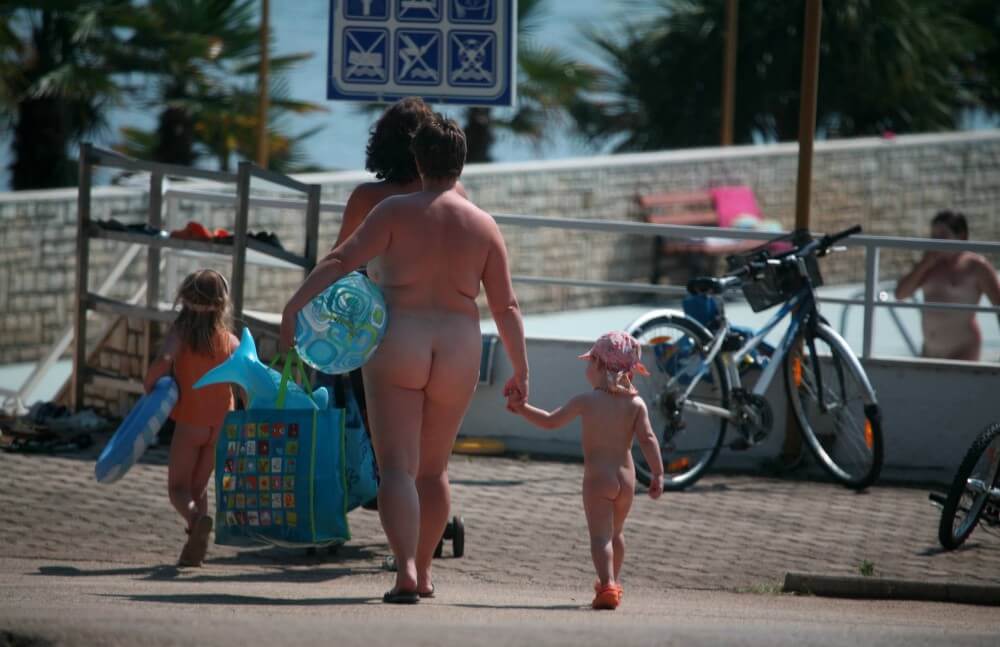 Pool Outskirt Nude Guests pics - Ideological naturists: exclusive materials