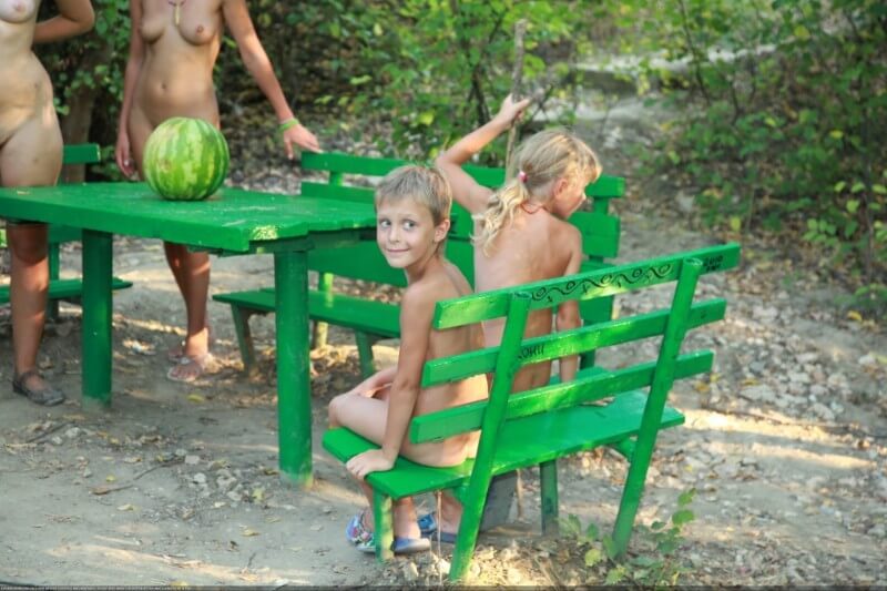 Naturists green picnic photos - Growing up on a nude beach