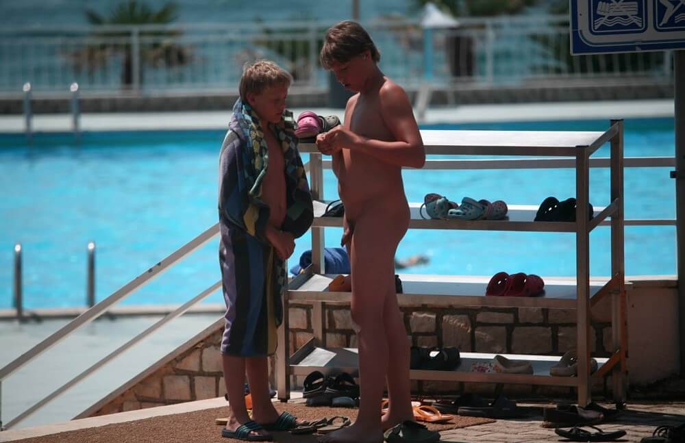 Scooter Travel Mid Day pics - Naturists live in harmony and tranquility