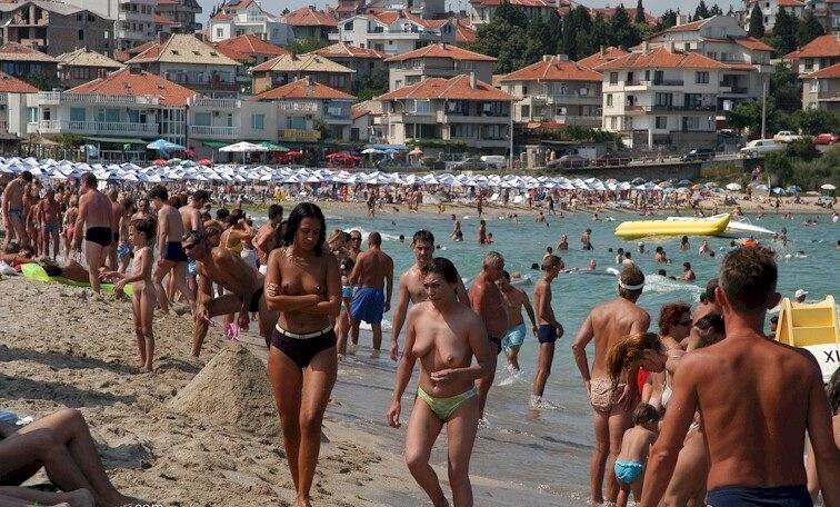 Enature - resort in solar Bulgaria - Are required to remain naked at all times