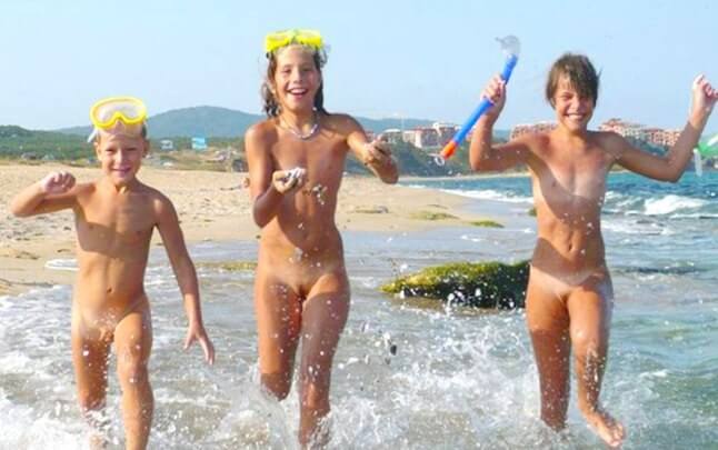 Naturism photo gallery # 27 - Support and mutual understanding are important in the nudism movement