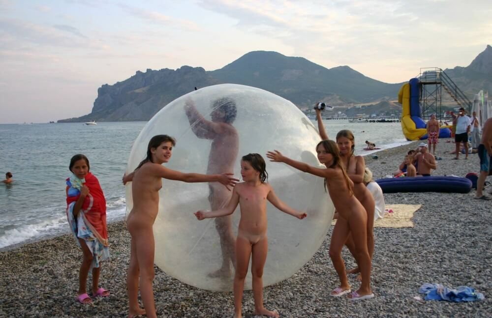 Pics Walk on the Beach Balloon - Nudism helps strengthen friendships