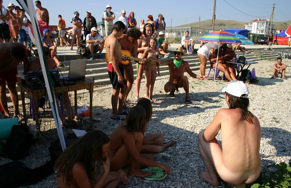 Nude Party By The Steps pics - Unlimited freedom is the guiding principle of nudism and naturism