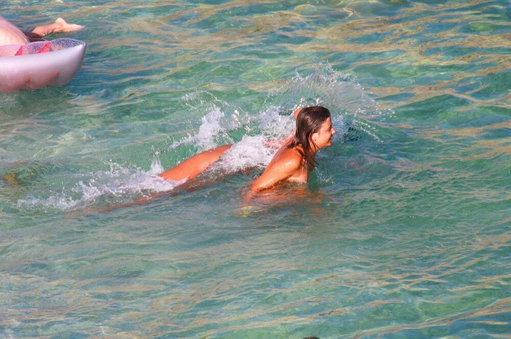 Ula FKK Teen Shore Run pics - Naturism enthusiasts choose the natural world