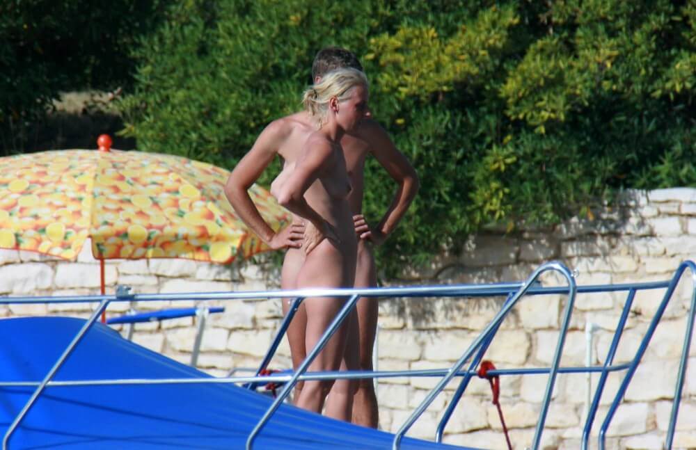 Casual Beachside Strolling pics - What did you know about nudism