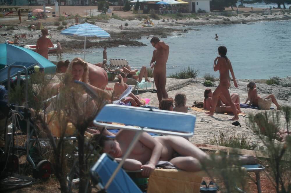 Nuda Beach Wide Outlook pics - The practice of naturism fosters inner harmony